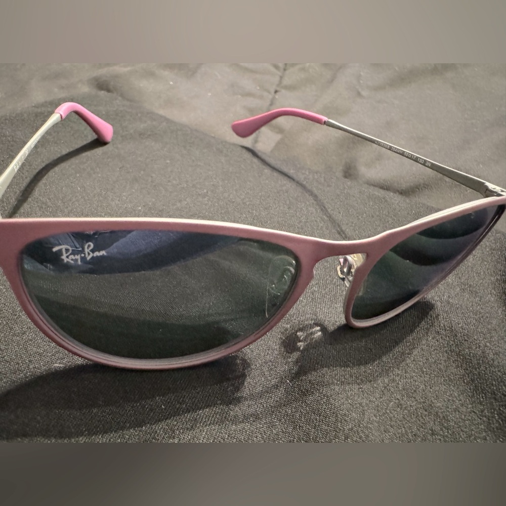 Selling ray-ban sunglasses